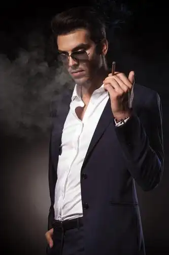 穿着西服的帅哥在抽烟