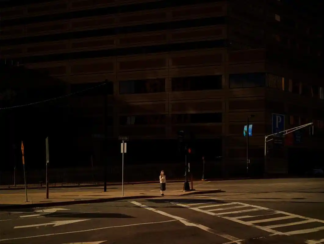 外国摄影师拍摄的街景 城市里十字路口的孤独