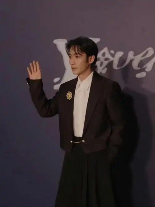 朱一龙穿裙子和长靴的样子还真的毫无违和感