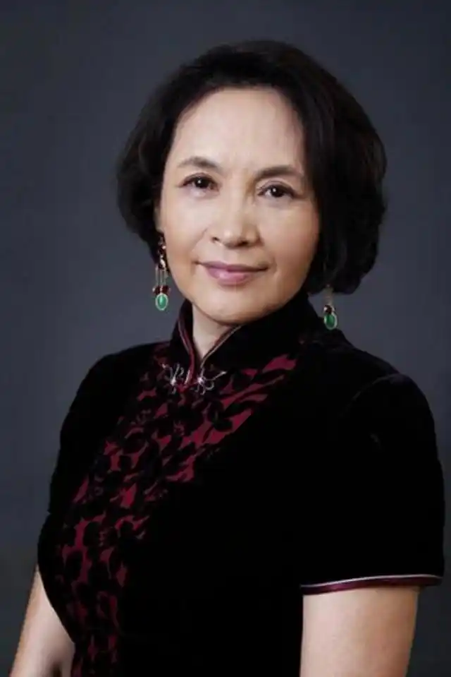 65岁宋晓英老得优雅,穿旗袍配卷发气质高贵,身材比年轻人还好