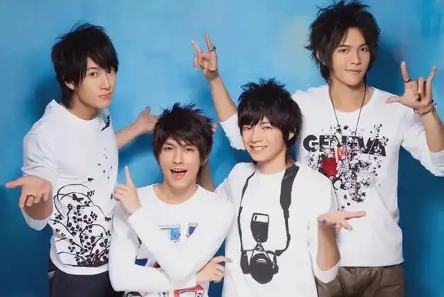 炎亚纶是偶像团体飞轮海中的一员,组合内成员还有吴尊,汪东城,辰亦儒.