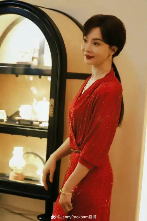 陈数#身着#jenny packham#复古红浴袍礼服95将优雅藏于心间,耀眼的
