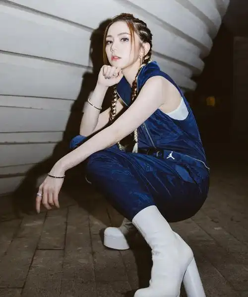 邓紫棋连体裤秀长腿 对镜嘻哈气场足