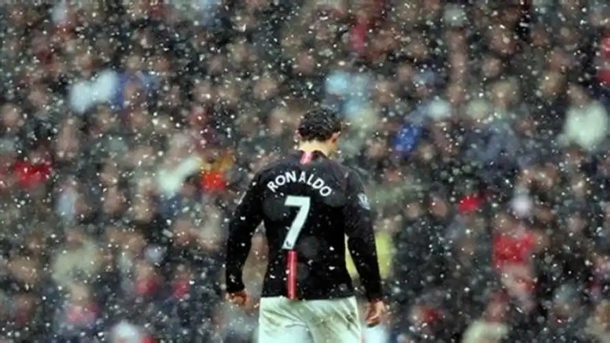 求一张c罗壁纸,是大雪中的背影那张