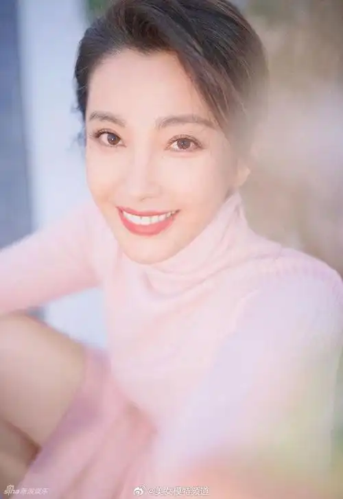 李冰冰露台写真释出穿粉色针织长裙显温柔气质