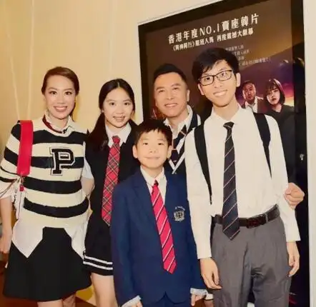 甄子丹与前妻儿子大学毕业与母亲合影未见甄子丹