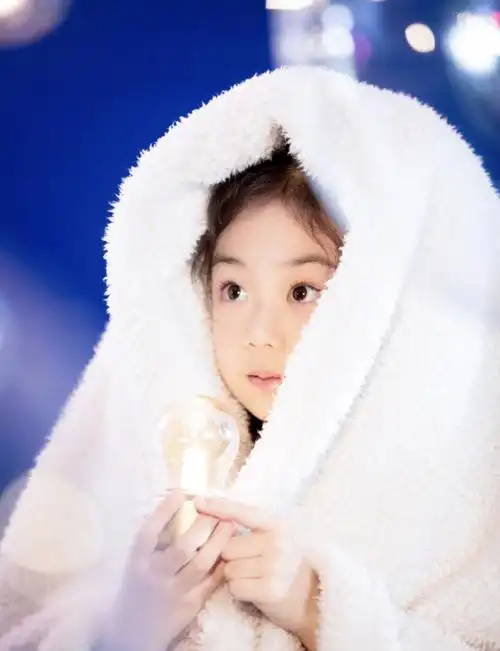 好漂亮的小女孩和戚薇好像啊,好萌啊宝宝妈妈在舞台上发光女儿在台下