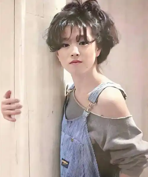 你见过绝美的中森明菜,但肯定没见过那个穿搭挺普通的她_时候_少女