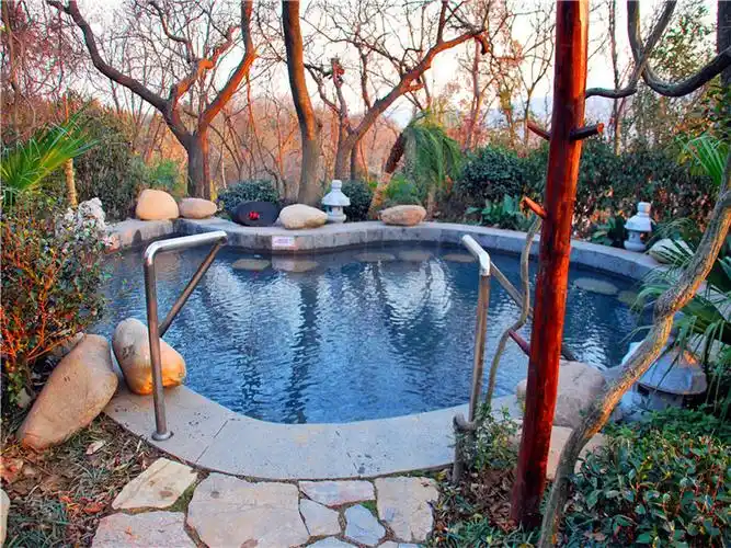 p>紫清湖室内温泉,南京紫清湖以其独特的自然生态,怡人景色,宛如一颗