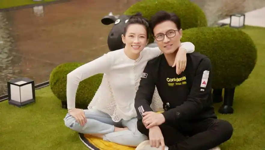 网友晒出撒贝宁一家四口照片,龙凤胎初次亮相,儿子光头很可爱_李白