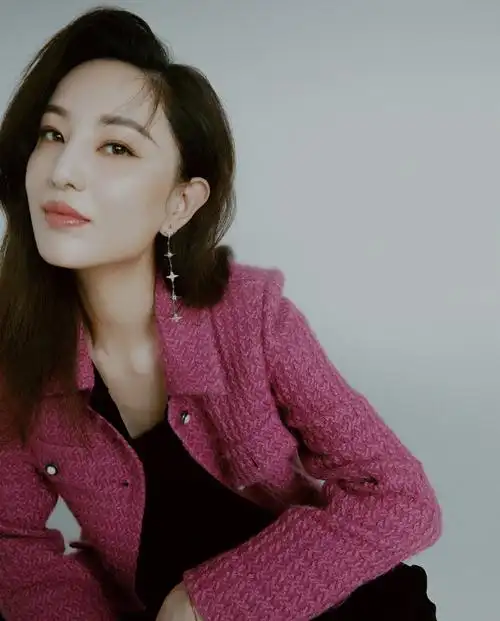 简介:郑希怡时尚魅力写真图片,分享一组郑希怡图片给大家,图中的明星