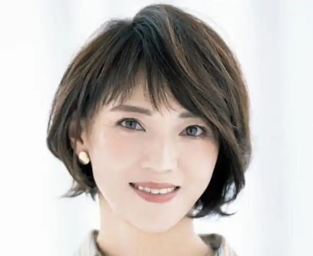 蓬松感鲍勃卷短发蓬松的刘海带点小侧分,对于修饰圆脸的效果也很好,显