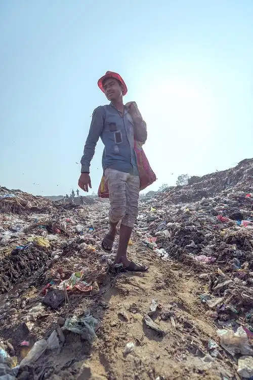 满载而归的拾荒者