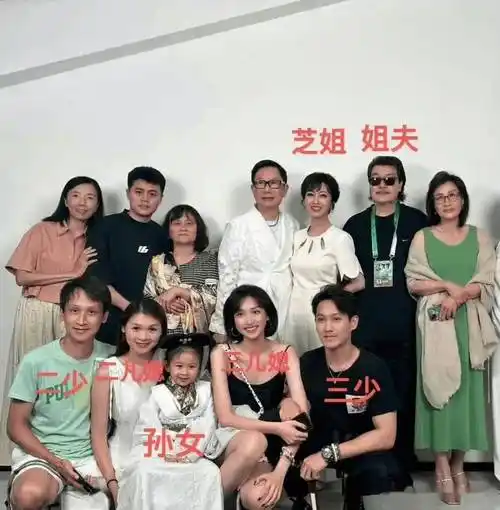 71岁赵雅芝晒全家福,两个儿子比妈妈长得老,孙女没继承奶奶美貌
