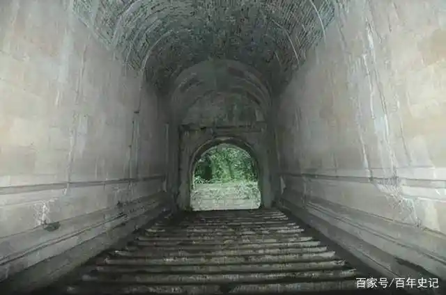 明孝陵有一个圆形宝顶,根据查探,确定地宫就在这个宝顶正下方,光是