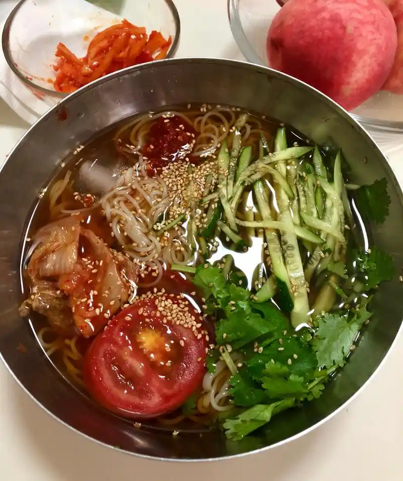 天气炎热的夏季,没什么比一碗冰冰凉的冷面更让人有食欲!