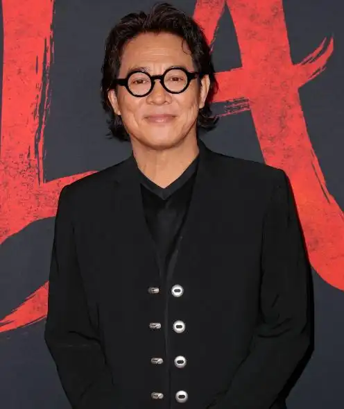 57岁李连杰近照,精神饱满笑容满面,两个女儿长得比妈妈还美