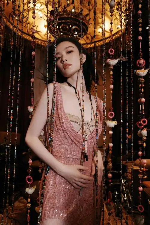 倪妮穿亮片礼服如美人鱼 长发披散锁骨迷人