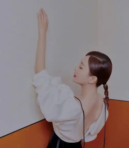 秦岚27岁和黄晓明分手如今40岁逆龄生长上衣搭配腰带秒变裙子