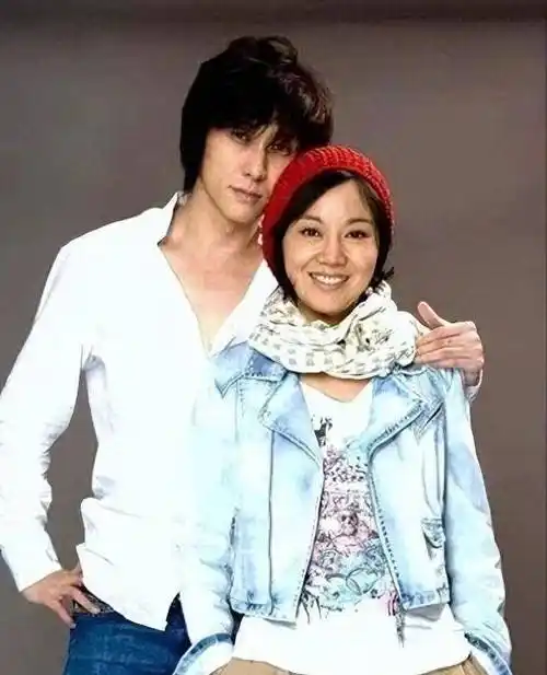 后续:曝闫妮与小7岁李晨恋爱,离异19年频谈姐弟恋,李晨回应了_网友