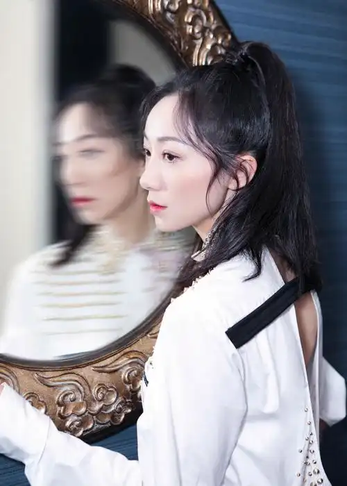 韩雪身着衬衫裙出席时尚活动 干练高马尾气质迷人__凤凰网