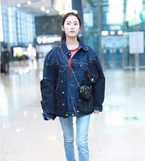 "赵敏"陈钰琪越来越会穿,印花上衣 牛仔裤,轻松嫩回18岁少女_时尚