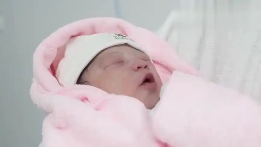 第一天回家的新生儿这小表情小眼神小脑袋瓜在想啥呢