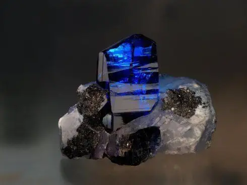 [2012德国矿展广告矿物 坦桑石] 摘自sam yung 的矿物世界的博客