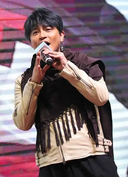 原创红极一时的小虎队成员陈志朋如今商演无人问津实在太尴尬