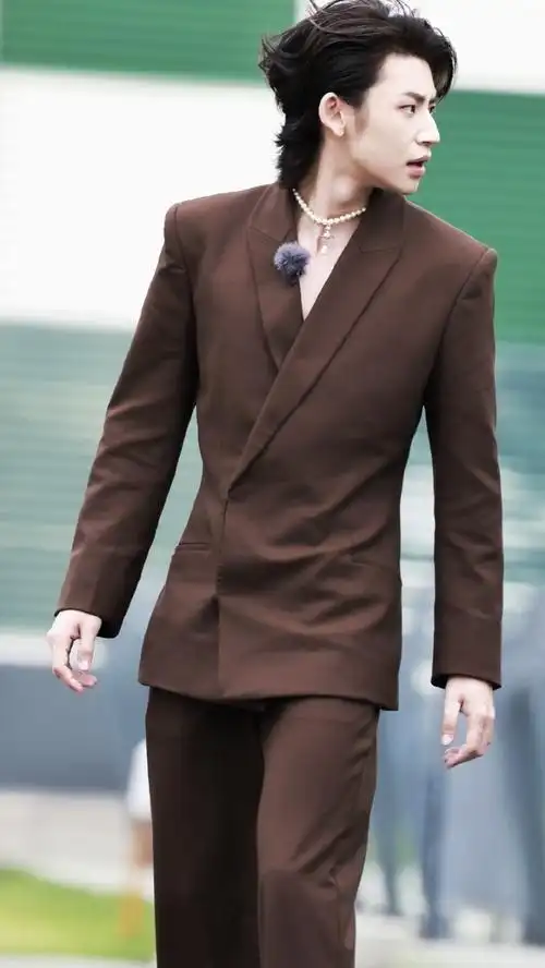 小鬼穿那么正式玩那么幼稚