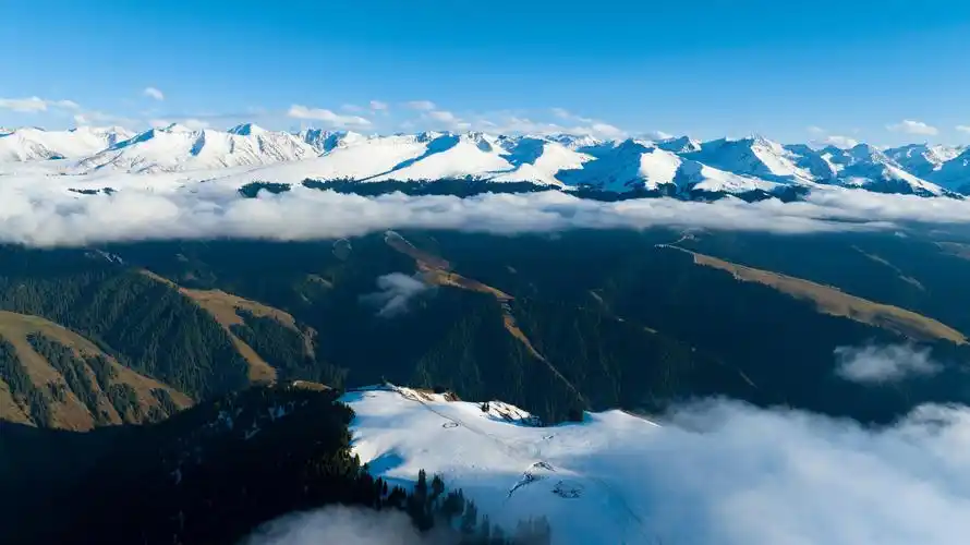 新疆特克斯:喀拉峻草原雪后群山秀