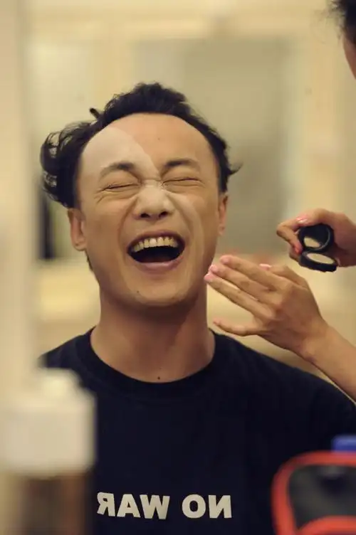 求这张陈奕迅图的完整图片,最好是高清大图!