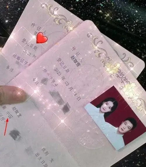 赵本山女儿与大7岁男友领证,晒结婚证秀幸福,国籍一栏引关注