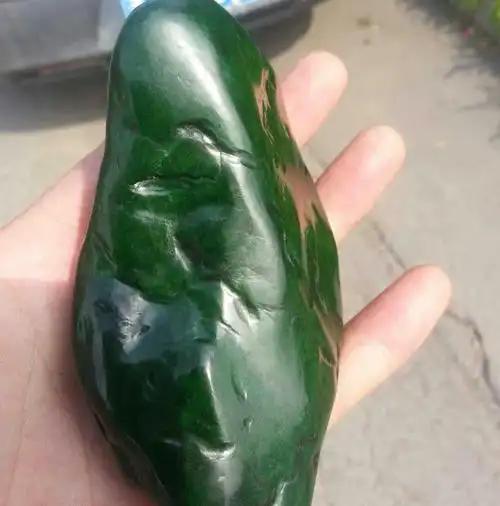 通常人们认为绿辉石是一种产于榴辉岩及其有关岩石的绿色单