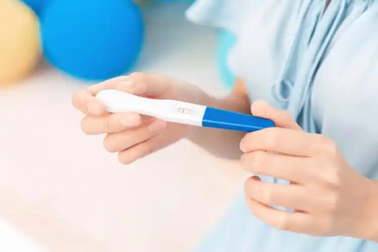 摄图网_501369057_banner_女生用手拿着验孕棒展示验孕结果(非企业