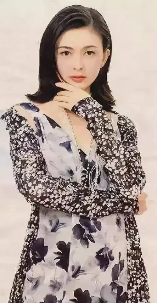 关之琳年轻时候的代言照片,清秀优雅.