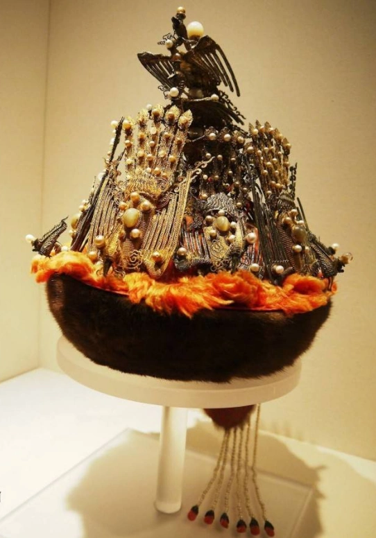 清代皇后朝冠,珍珠和金片点缀,华丽不俗.