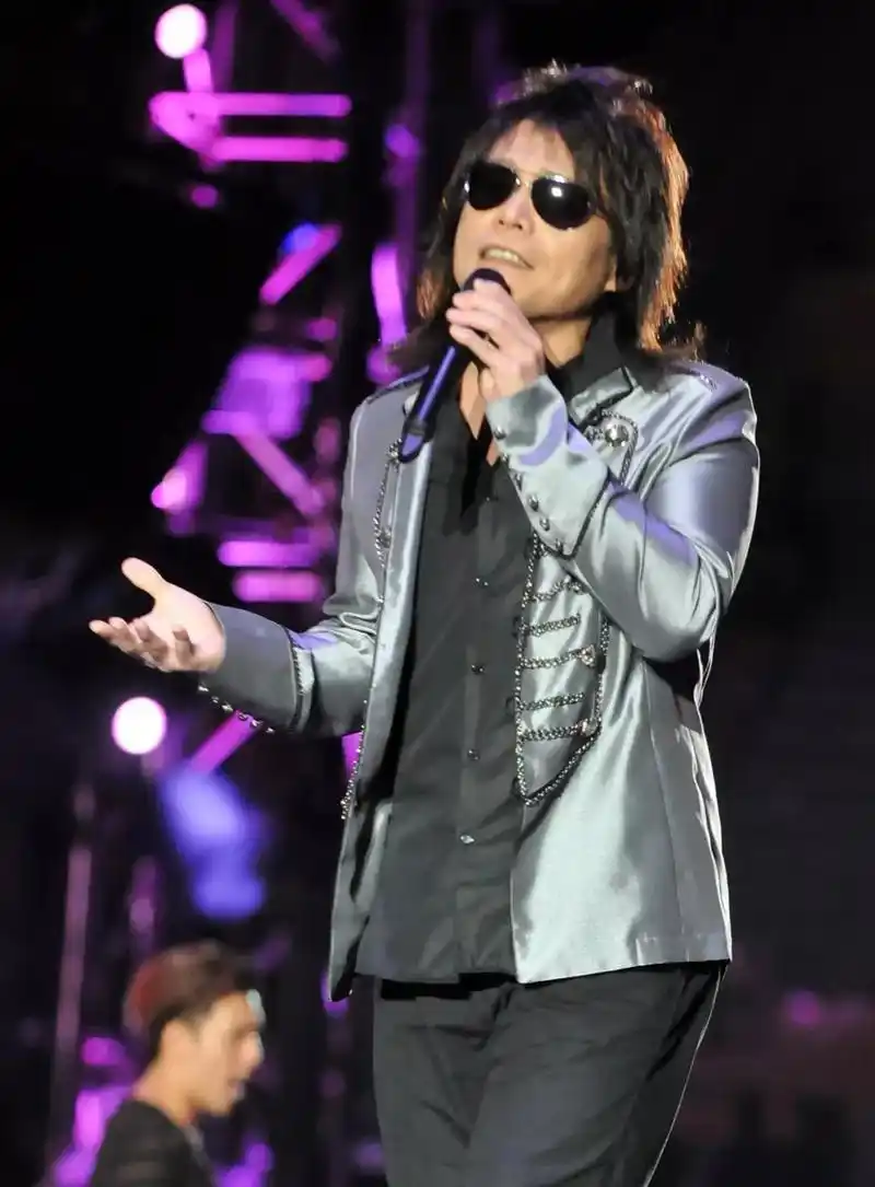 伍佰,这位来自中国台湾的摇滚歌手,以其独特的音乐风格和魅力深受大众