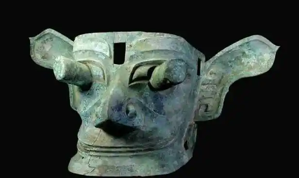 因此,青铜面具的造型也极有可能是出于对君王的崇拜,即所谓的"国人从