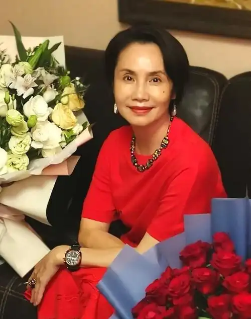 除了主持节目之外,徐俐老师还曾出版过两部个人随笔:《女人是一种态度