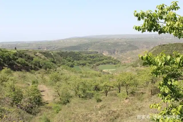 乾陵"黄巢沟"四季风景宜人,被当地人喻为"情人谷"