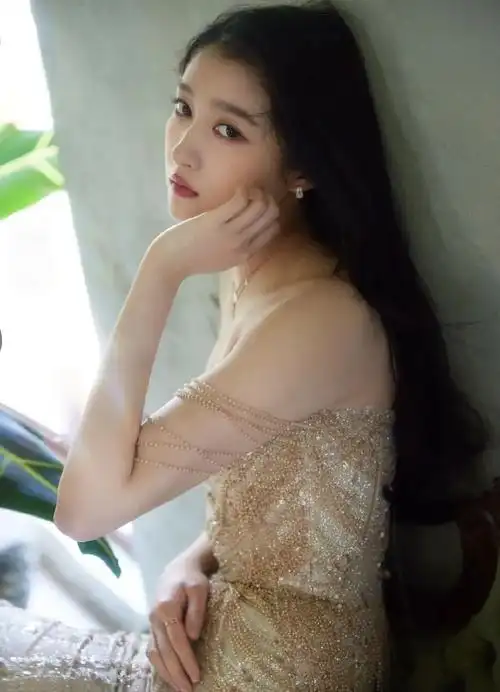 关晓彤写真一袭香槟色抹胸露肩礼服既温婉大方又性感撩人