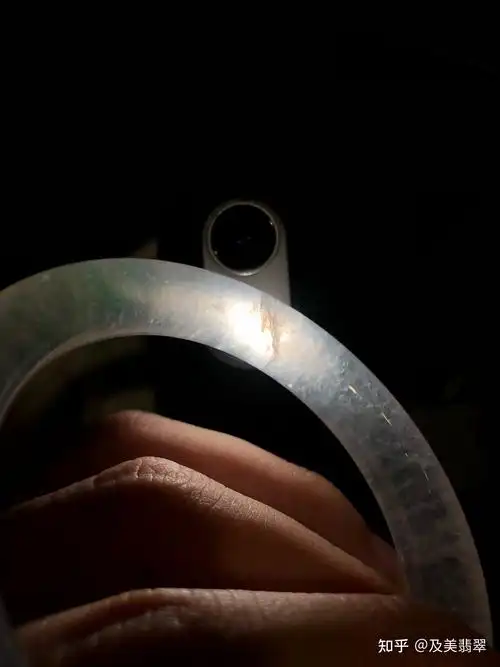 如何区分翡翠手镯的裂纹棉根