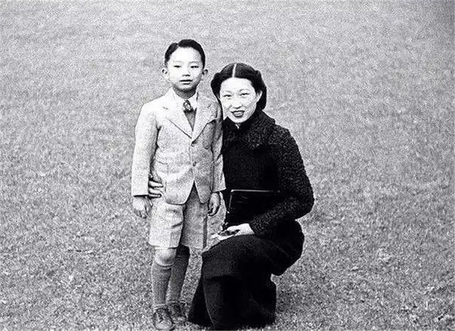 他一生前后有三个妻子:大他三岁的原配发妻于凤至,谷瑞玉以及赵四小姐