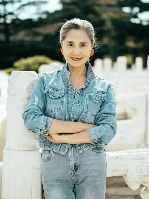 这才是50岁中年女人的穿搭风格,优雅大方,不装嫩不做作