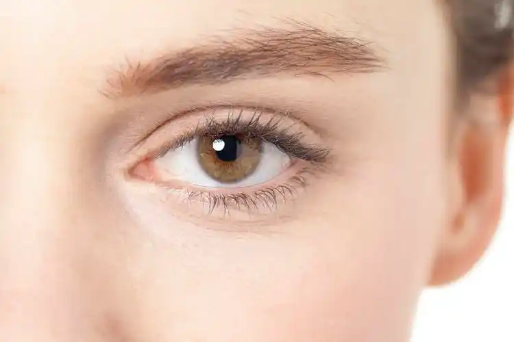 女人一只眼特写眼睛眼部整形