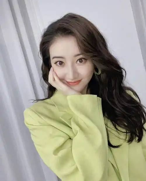 原创景甜真的太甜了蜜瓜色西装搭配圆环耳饰微微一笑就很迷人