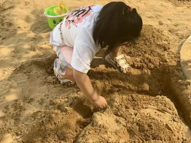 中一班:户外活动《好玩的沙子》