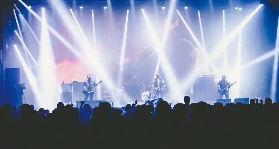 人声鼎沸的明星演唱乐会现场图片明星歌手明星演唱会