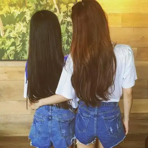 闺蜜背影长发女头像by:李倩